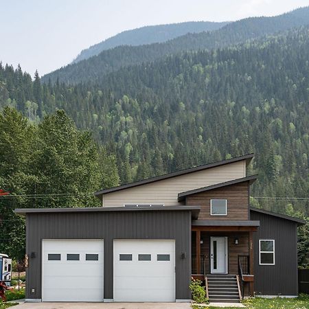Mountain Dreams - Revelstoke Home Near Rmr Exterior photo